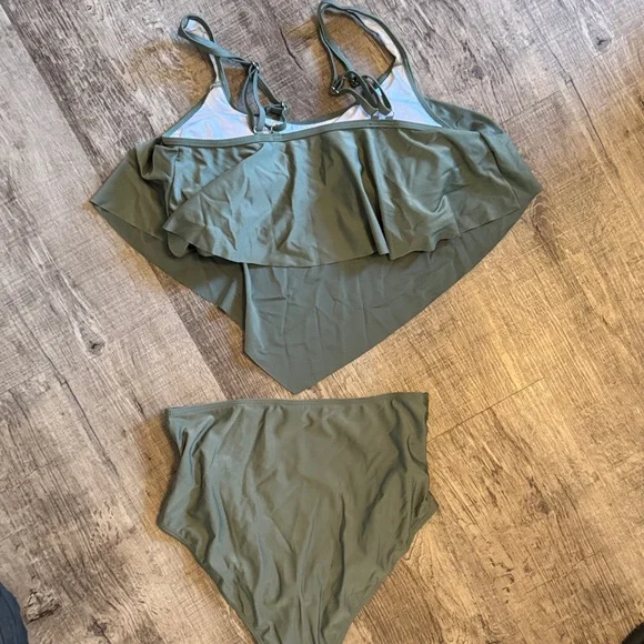 NWOT Green Two-Piece Swimsuit - Picture 6 of 7